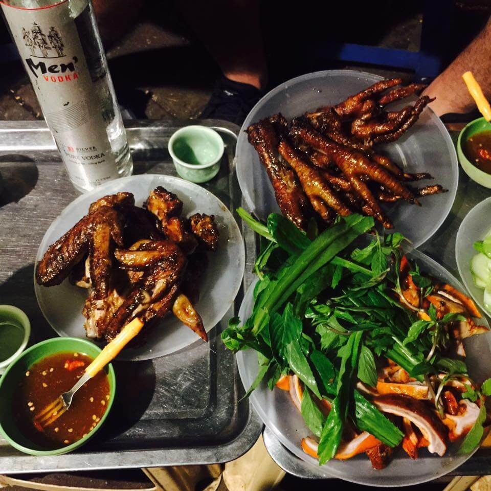 Chân gà Cao Đạt là một trong những quán chân gà nướng ngon ở Hà Nội được nhiều thực khách yêu thích.
