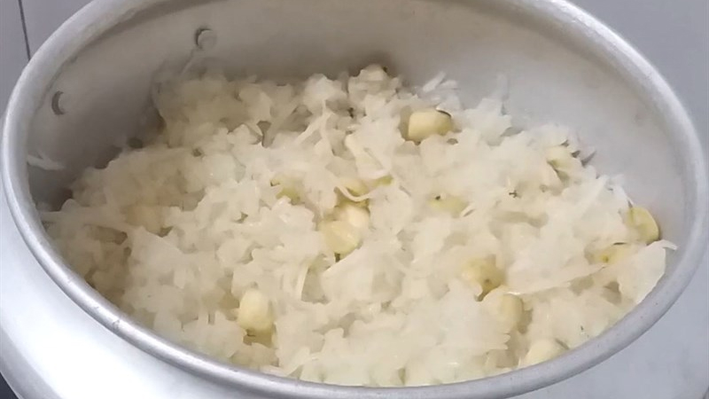 Làm món xôi hạt sen nước dừa