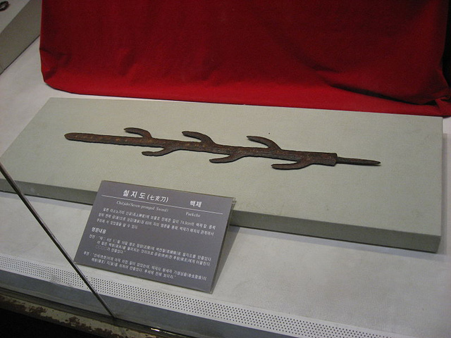 Thanh kiếm 7 ngạnh huyền thoại Nanatsusaya-no-Tachi từ thế kỉ thứ Tư đang được cất giữ bí mật tại đền Isonokami (Nhật Bản). Kiếm dài 74,9 cm với lưỡi kiếm chính dài 65,5 cm, chỉ được dùng trong các nghi lễ chứ không phải trong chiến đấu.  và chỉ được Hiện nguồn gốc của thanh kiếm này vẫn chưa thực sự rõ ràng. Có nhiều tài liệu cho rằng, đây là đồ cống nạp của nhà vua xứ Baekje (tây nam Trung Quốc cống nạp cho Nhật Bản, song cũng có nguồn tin cho rằng nó có xuất xứ từ triều nhà Tấn (Trung Quốc). 