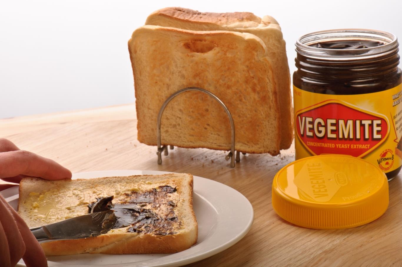 Bánh mì nướng bơ với sốt Marmite, Anh