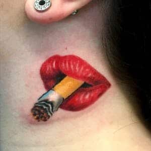 Hình tattoo đôi môi đang hút thuốc 3d ở cổ
