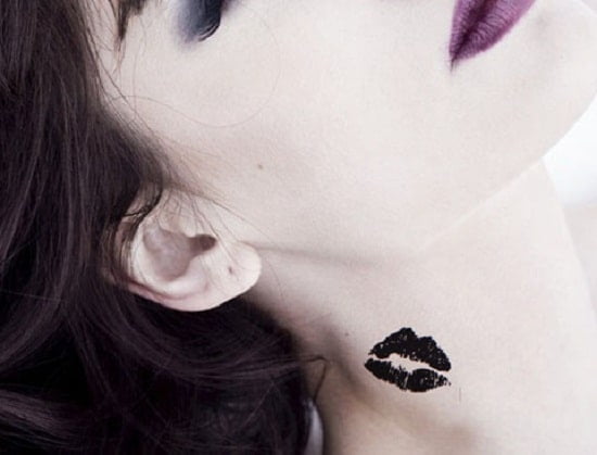 Hình tattoo đôi môi màu đen ở cổ thể hiện nét cá tính riêng của phái nữ