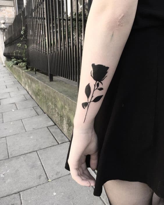 Hình xăm bông hồng đen ở tay
