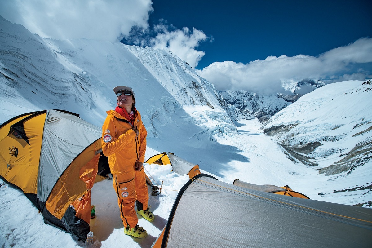 người đàn ông mặc áo vàng cắm trại đoạn đường lên núi Lhotse