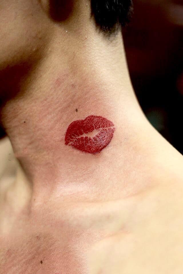 Mẫu tattoo đôi môi ngọt ngào ở cổ cho phái mạnh