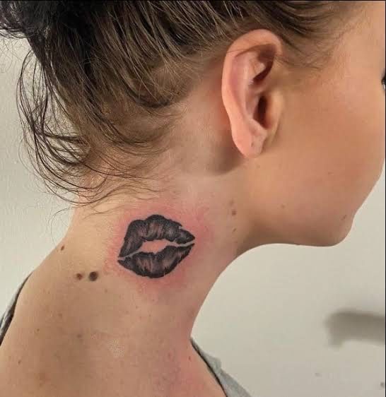Tattoo đôi môi màu đen 3d ở cổ