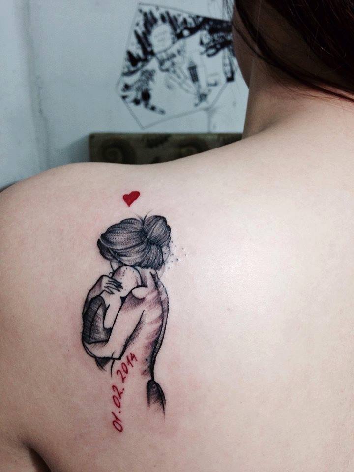 Tattoo mẹ bế con trên tay ở lưng sâu sắc và đáng quý