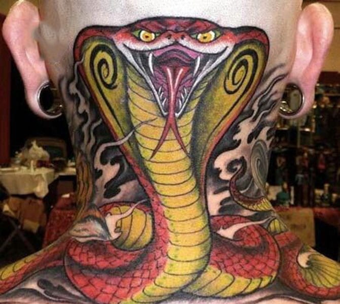 Tattoo rắn hổ mang chúa xăm sau cổ