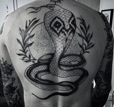 Tattoo rắn hổ mang kín lưng đen trắng đầy tính nghệ thuật