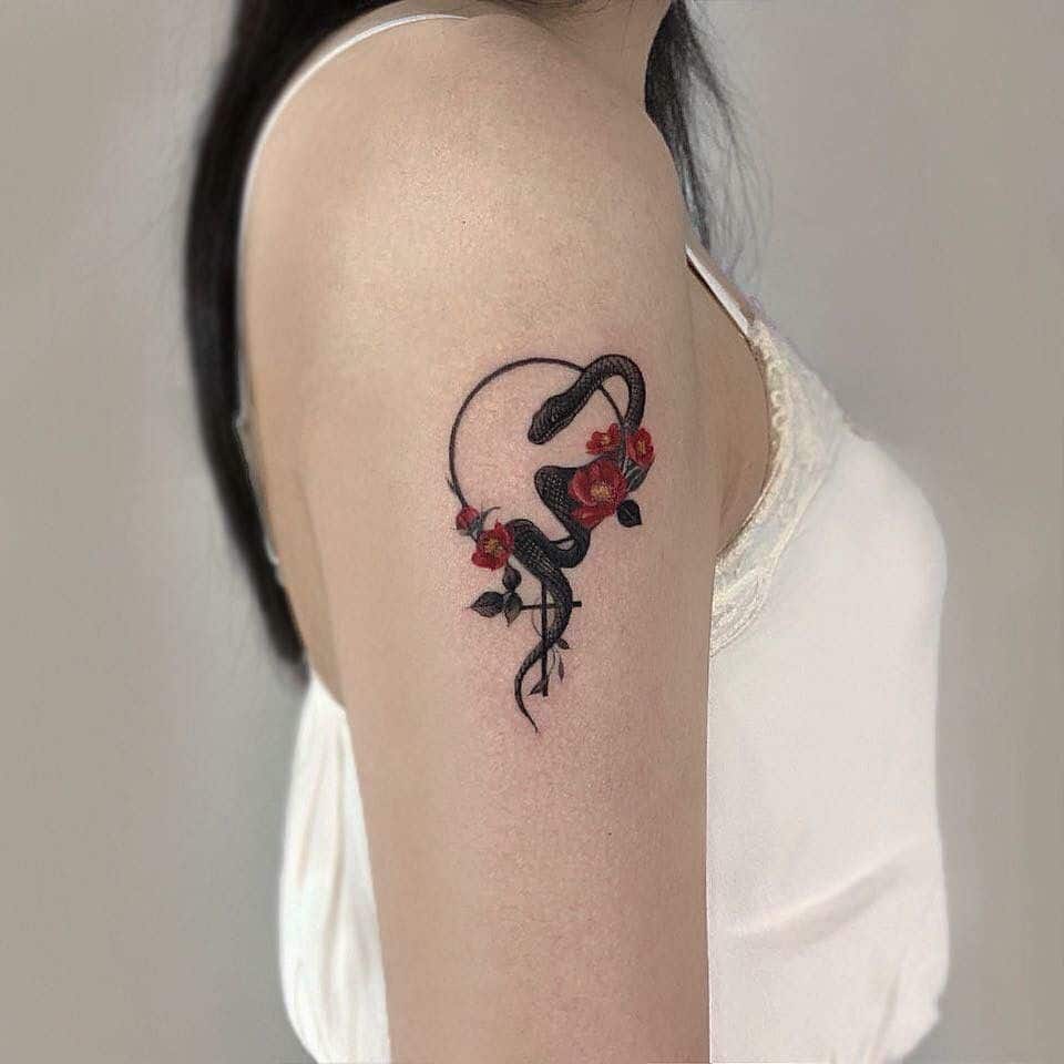 Tattoo rắn mini cá tính cho nữ