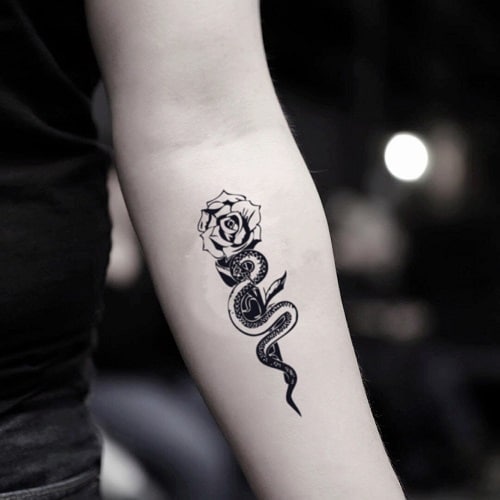 Tattoo rắn quấn hoa mini trên tay