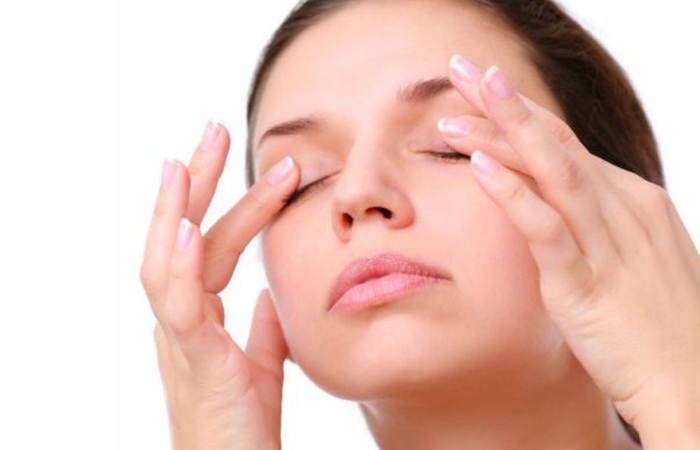 Massage mí mắt để nang mi được thư giãn, giúp lông mi phát triển thuận lợi