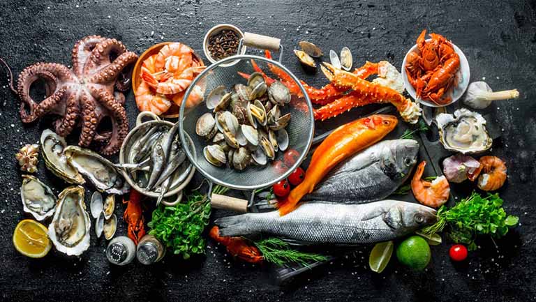Các loại hải sản là nhóm thực phẩm không thể thiếu trong thực đơn tăng chiều cao