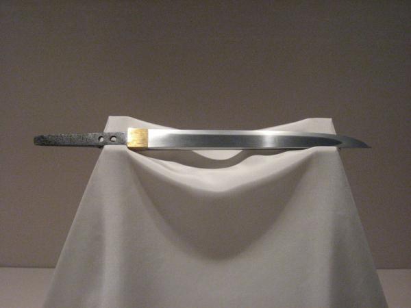 Thanh kiếm Atsushi Toshiro được đặt tên là Atsushi bởi độ dày bất thường cửa lưỡi kiếm (atsushi theo tiếng Nhật nghĩa là dày). Thanh gươm từng được truyền lại qua các đời Mạc chúa của gia tộc Ashikaga trước nằm trong tay nhiều lãnh chúa phong kiến Nhật Bản. Thanh kiếm đang được trưng bày tại Bảo tàng Quốc gia Tokyo. 