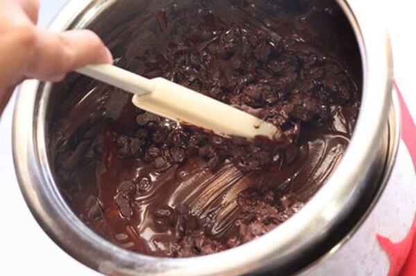 Làm tan chảy socola – cách làm kem socola đơn giản