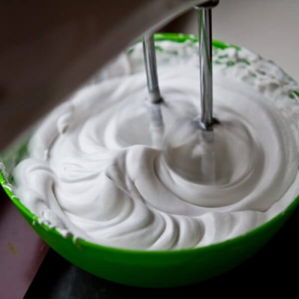 Đánh bông phần kem whipping – cách làm kem socola đơn giản tại nhà