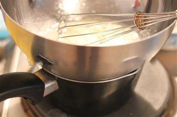 Đun cách thủy lòng trắng trứng và đường cho trứng nóng và đường tan – cách làm bánh gato