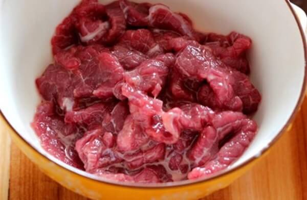 Thịt bò tươi: rửa sạch rồi lau khô miếng thịt bò.