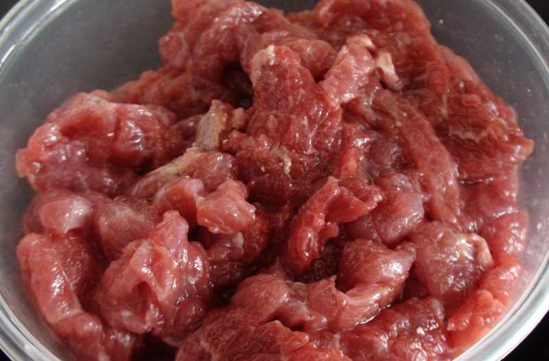 Thịt bò thái mỏng rồi đem ướp gia vị - cách nấu lẩu bò ngon