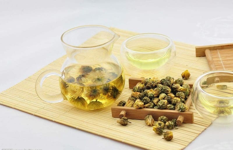 Uống trà hoa cúc giảm đau dạ dày