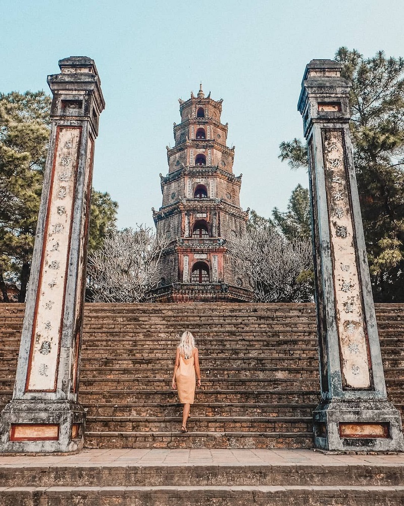 bậc thang dẫn lên chùa Thiên Mụ Huế