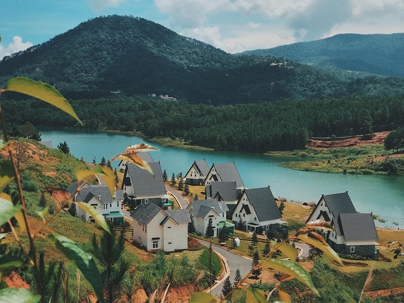 Quang cảnh Đà Lạt với những ngôi biệt thự bên hồ Tuyền Lâm xanh tươi