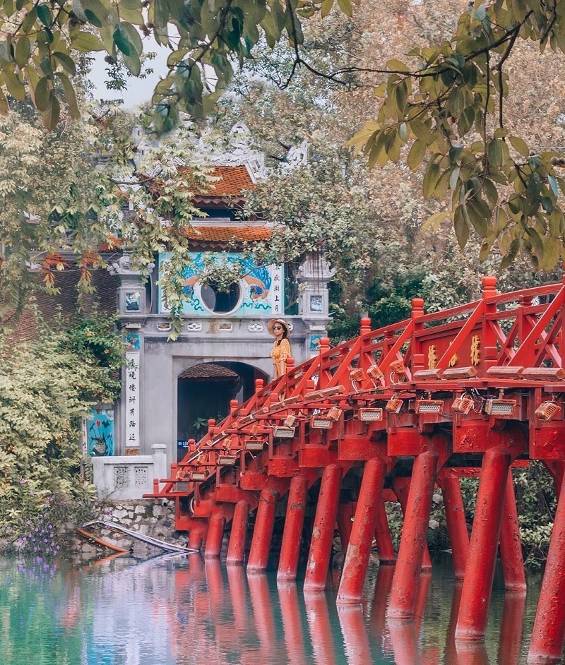 Cầu Thê Húc màu đỏ dẫn vào đền Ngọc Sơn