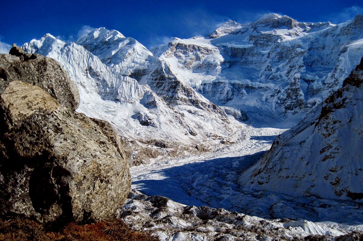 khúc quanh lên đỉnh Kanchenjunga với những sườn núi tuyết bao phủ