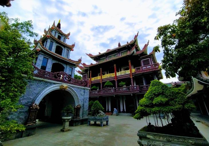 Gác chuông và chính điện của chùa Thiên Hưng. Ảnh: Sơn Ca