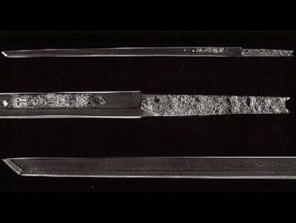Thanh kiếm này được đặt theo tên của dòng chữ khám vàng trên lưỡi kiếm: Heishi Shōrin và đang được cất giữ tại chùa Shitenno-ji. 
