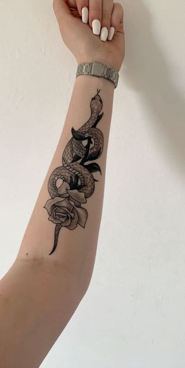 hình rắn quấn hoa ở cánh tay