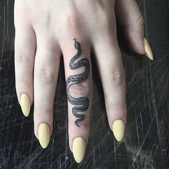 hình tattoo rắn bỏ trên ngón tay