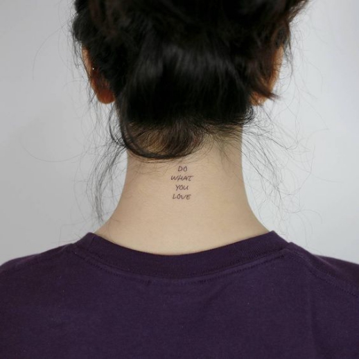Mẫu hình xăm tatoo chữ sau cổ cho nữ