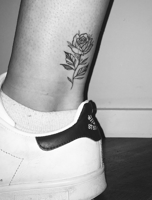 hình xăm hoa hồng ở cổ chân cho nữ