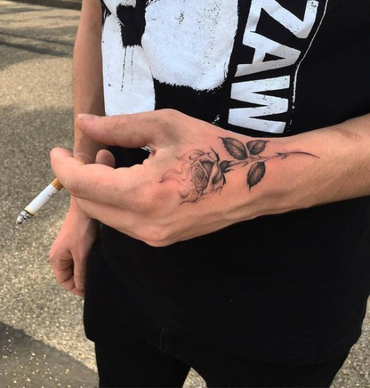 Mẫu hình xăm tattoo hoa hồng ở tay cho nam