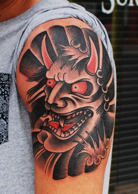 Mẫu hình xăm tattoo mặt quỷ ở bắp tay cho nam