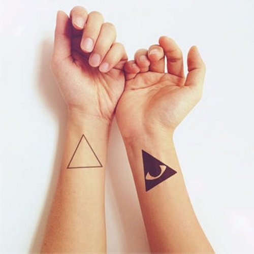 hình xăm tam giác ở tay