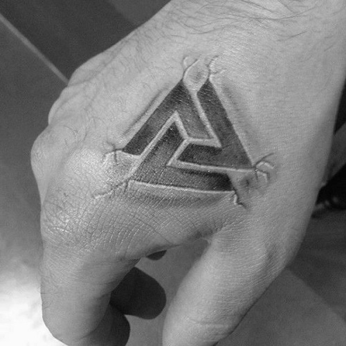 hình xăm tam giác trên mu bàn tay
