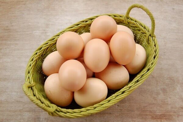 Trứng gà tăng thêm hương vị và màu sắc cho bánh
