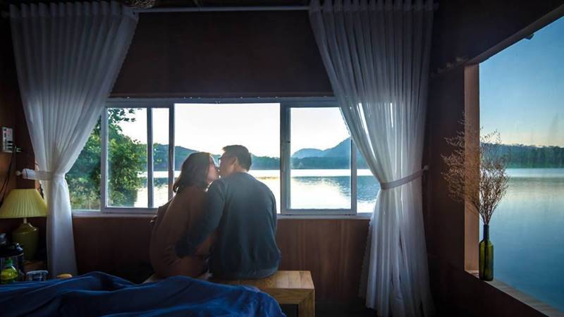 Tận hưởng những cảm giác riêng tư cùng nhau ở căn phòng lãng mạn có view hướng hồ