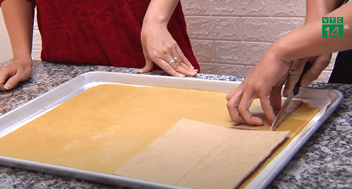 Dùng dao cắt tạo hình cho bánh (Nguồn: VTC14)