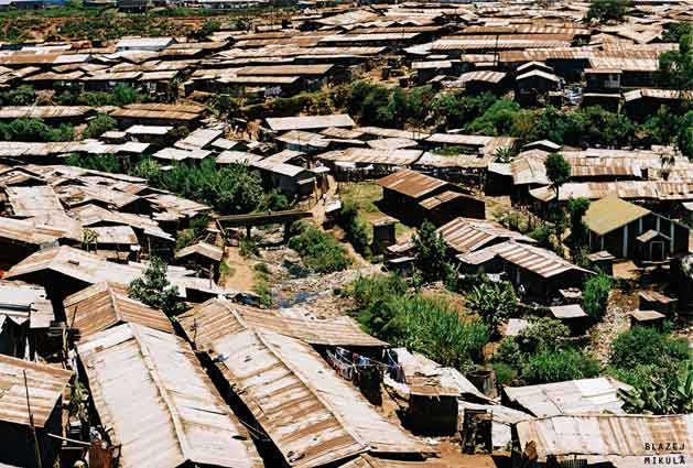 Ở Kibera chỉ có 20% dân cư ở đây được cung cấp điện