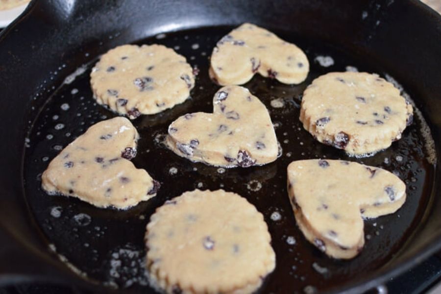 Rán bánh Cookie giáng sinh bằng chảo chống dính