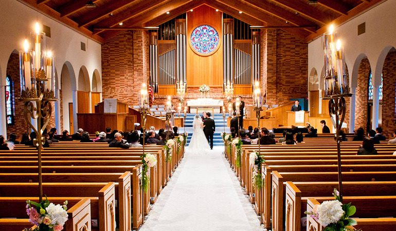 Cặp đôi thực hiện nghi thức cưới theo đạo Thiên Chúa