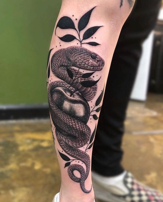 mẫu hình tattoo rắn và lá ở chân