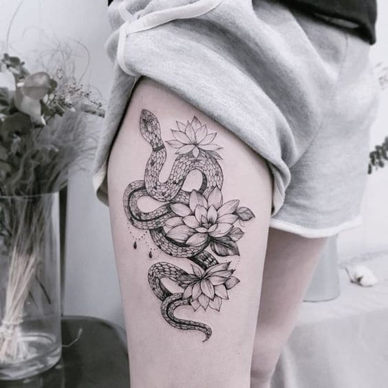mẫu tattoo hình con rắn cho phái đẹp ở chân