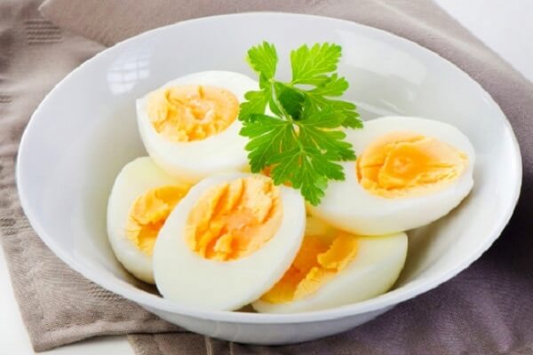 Trứng luộc là món ăn chế biến nhanh để chống đói đêm hiệu quả dành cho các mẹ bầu