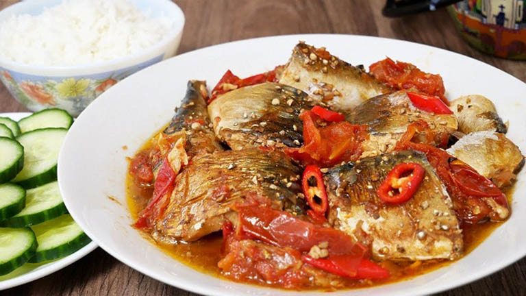 Cá trích kho cà chua là món ăn thơm ngon, bổ dưỡng và tốt cho xương khớp