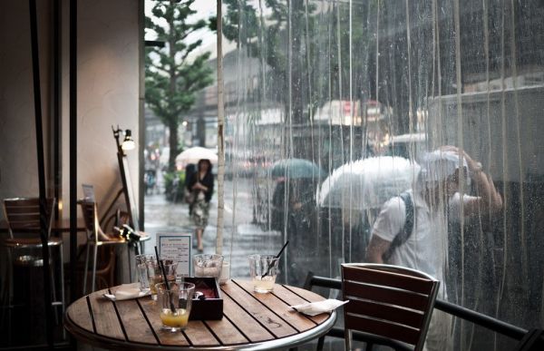 Cà phê ngắm mưa ở Sài Gòn
