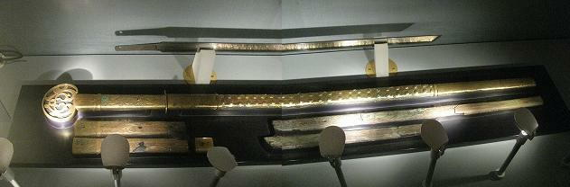 Thanh gươm đồng mạ với với núm chuôi kiếm tròn này là báu vật lâu đời nhất của Nhật Bản được truyền từ thế hệ này sang thế hệ khác. Thanh gươm lưỡi kép này có xuất xứ từ thời kỳ Kofun (năm 250 - 538), nặng 527 gam, cán kiếm dài 7,5 cm và bao kiếm dài 92,1 cm. Hiện thanh gươm này được cất giữ tại đền thờ Omura. 